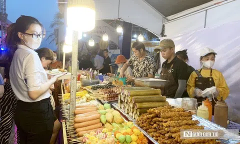 Người dân, du khách ở Nha Trang thích thú thưởng thức món ngon 3 miền