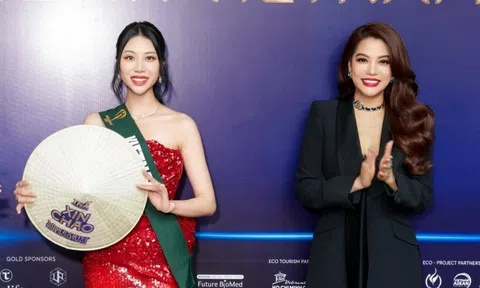 Trưởng BTC Miss Earth 2023 Trương Ngọc Ánh trao sash cho thí sinh